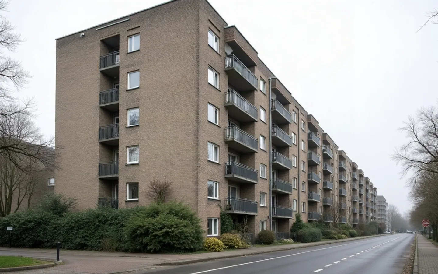 Appartementengebouw met balkons, gezien vanaf de straatkant